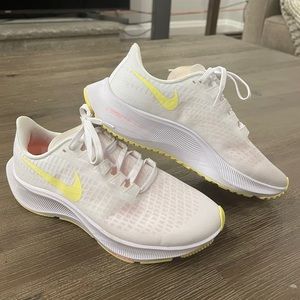 Nike Air Zoom Pegasus 37 - Size 7 White & Yellow